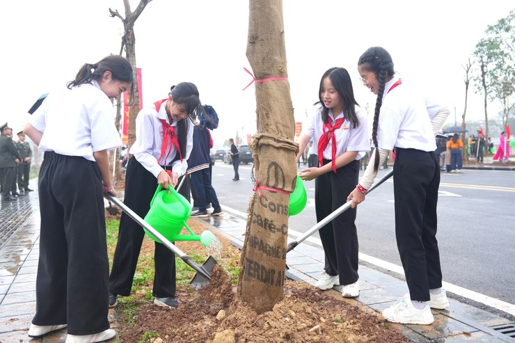 Phó Bí thư Thường trực Thành ủy Nguyễn Trọng Đông dự Lễ phát động “Tết trồng cây đời đời nhớ ơn Bác Hồ” tại xã Đông Anh- Ảnh 6.