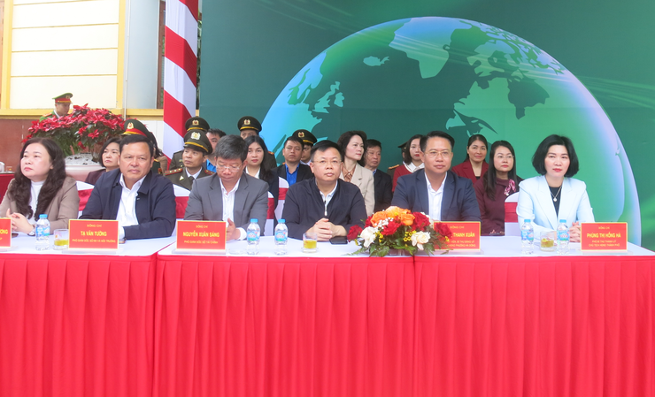 Hanoi People's Council Chairwoman attends tree planting festival at Ha Dong Ward- Ảnh 2.