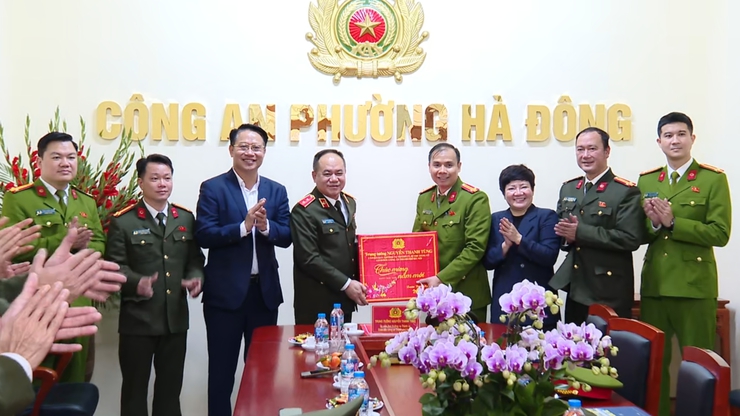 Giám đốc Công an thành phố Hà Nội làm việc với Công an phường Hà Đông về triển khai nhiệm vụ dịp đầu Xuân- Ảnh 3.