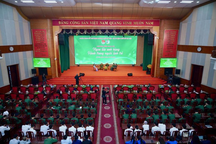 Gặp mặt thanh niên tình nguyện lên đường nhập ngũ và quân nhân xuất ngũ tiêu biểu- Ảnh 2.