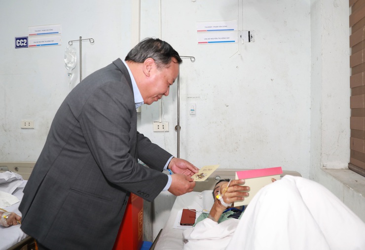 Phó Bí thư Thường trực Thành ủy Nguyễn Văn Phong thăm, tặng quà Bệnh viện Ung Bướu Hà Nội- Ảnh 2.