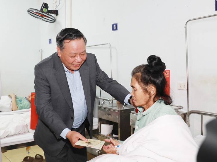 Phó Bí thư Thường trực Thành ủy Nguyễn Văn Phong thăm, tặng quà Bệnh viện Ung Bướu Hà Nội- Ảnh 3.