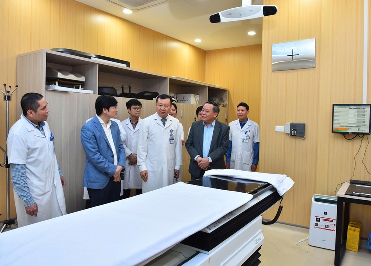 Phó Bí thư Thường trực Thành ủy Nguyễn Văn Phong thăm, tặng quà Bệnh viện Ung Bướu Hà Nội- Ảnh 1.