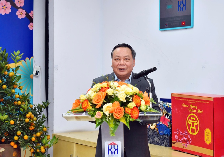 Phó Bí thư Thường trực Thành ủy Nguyễn Văn Phong thăm, tặng quà Bệnh viện Ung Bướu Hà Nội- Ảnh 4.