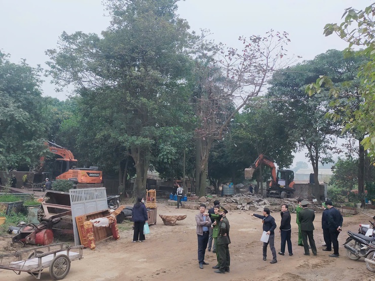 Phường Thượng Cát cưỡng chế, xử lý dứt điểm 7 bãi cát, sỏi không phép ven sông Hồng- Ảnh 1.