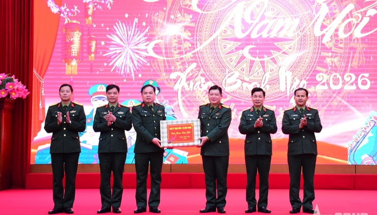 Thủ trưởng Tổng cục Chính trị thăm, chúc Tết Sư đoàn BB 301- Ảnh 4.