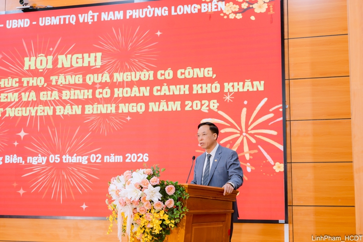 Phường Long Biên trao Bằng chúc thọ, tặng quà người có công dịp Tết Nguyên đán Bính Ngọ 2026- Ảnh 4.