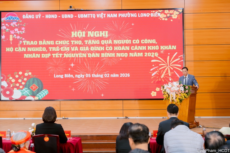 Phường Long Biên trao Bằng chúc thọ, tặng quà người có công dịp Tết Nguyên đán Bính Ngọ 2026- Ảnh 5.