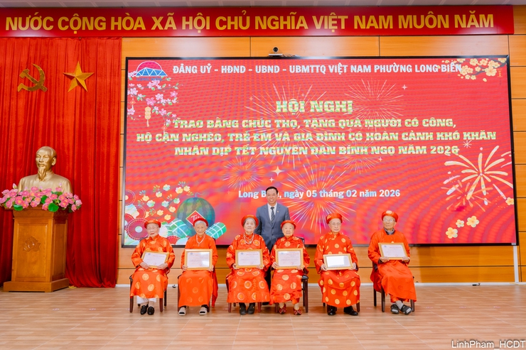 Phường Long Biên trao Bằng chúc thọ, tặng quà người có công dịp Tết Nguyên đán Bính Ngọ 2026- Ảnh 1.