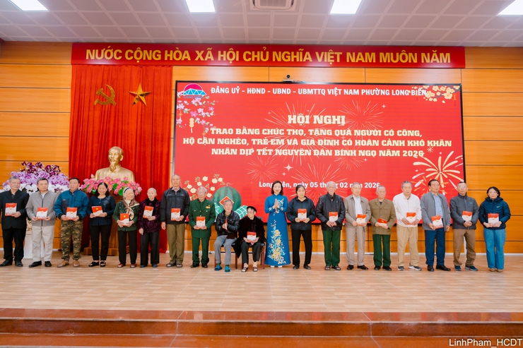 Phường Long Biên trao Bằng chúc thọ, tặng quà người có công dịp Tết Nguyên đán Bính Ngọ 2026- Ảnh 2.
