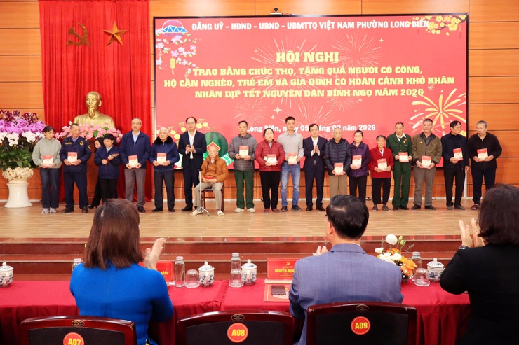 Phường Long Biên trao Bằng chúc thọ, tặng quà người có công dịp Tết Nguyên đán Bính Ngọ 2026- Ảnh 3.