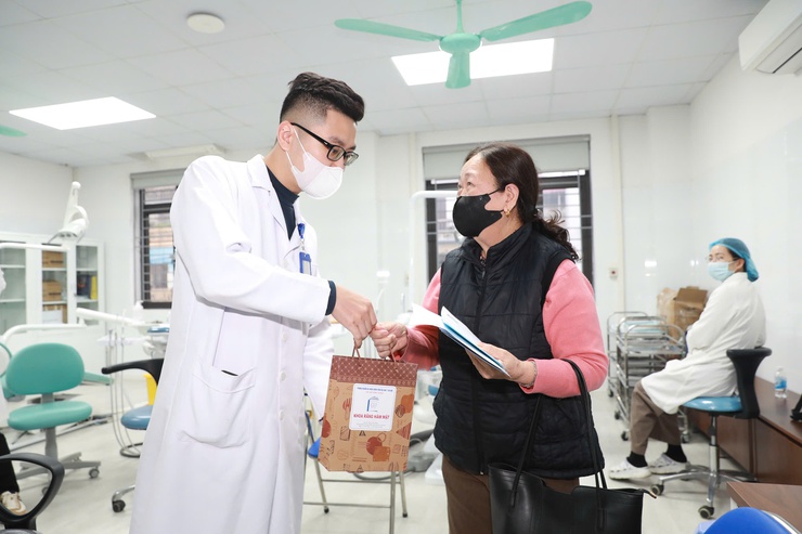 Phường Vĩnh Hưng khám sức khỏe miễn phí cho gần 200 người cao tuổi hưởng trợ cấp xã hội- Ảnh 6.