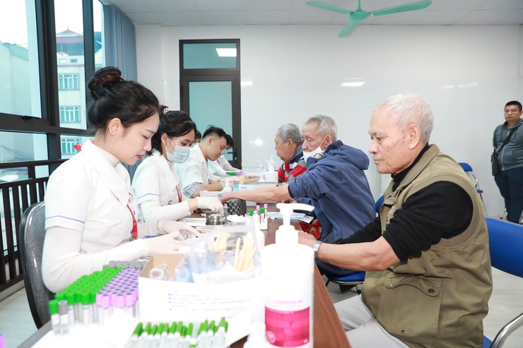 Phường Vĩnh Hưng khám sức khỏe miễn phí cho gần 200 người cao tuổi hưởng trợ cấp xã hội- Ảnh 3.