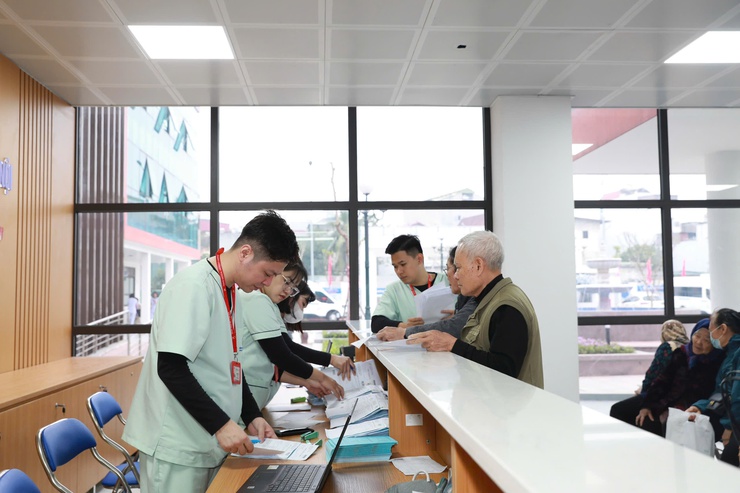 Phường Vĩnh Hưng khám sức khỏe miễn phí cho gần 200 người cao tuổi hưởng trợ cấp xã hội- Ảnh 1.