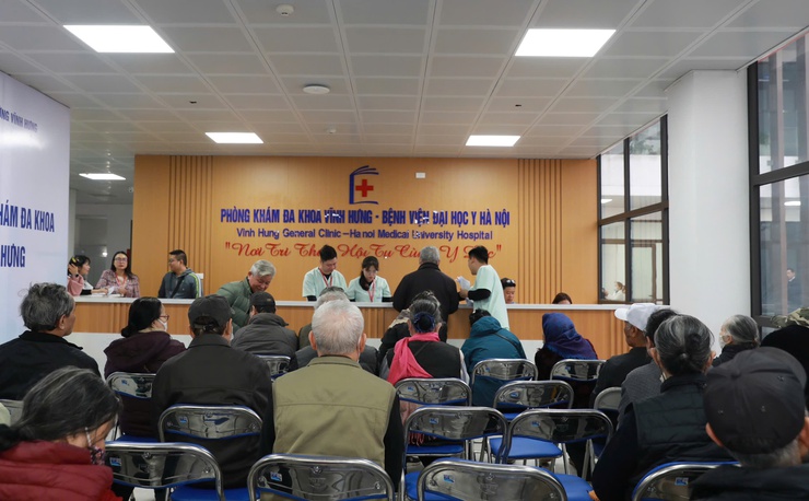 Phường Vĩnh Hưng khám sức khỏe miễn phí cho gần 200 người cao tuổi hưởng trợ cấp xã hội- Ảnh 2.