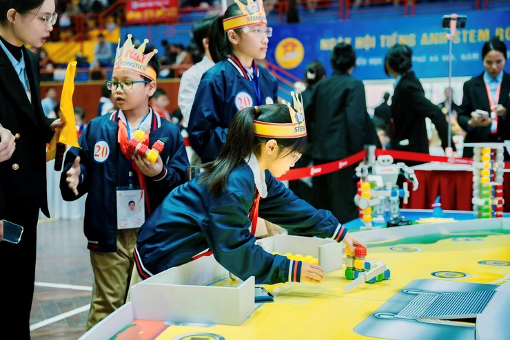 Định hướng chỉ đạo của phường Vĩnh Tuy trong đẩy mạnh chuyển đổi số lĩnh vực giáo dục - Kết quả nổi bật từ thành tích của học sinh trường Tiểu học Mai Động tại Cuộc thi tiếng anh STEM, Robotics cấp Thành phố năm học 2025-2026- Ảnh 1.