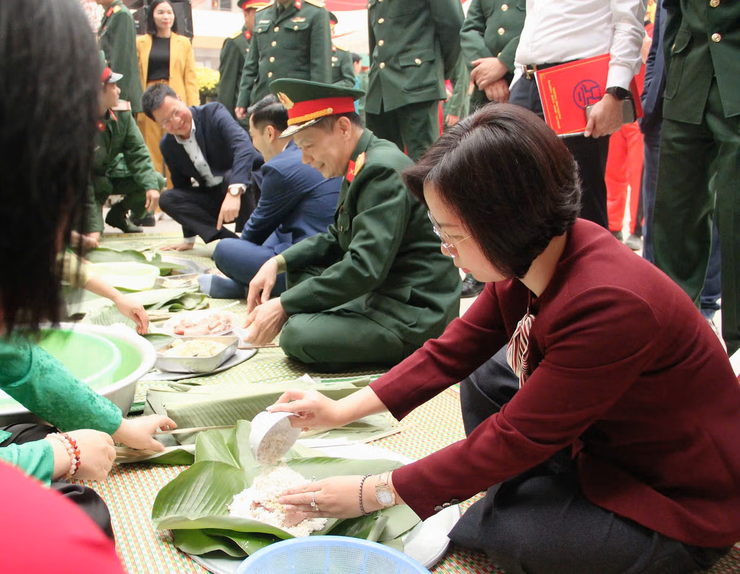 Chủ tịch Ủy ban MTTQ Việt Nam Thành phố Bùi Huyền Mai dự Tết quân dân "Phú Thượng - nồng ấm, sẻ chia"- Ảnh 1.