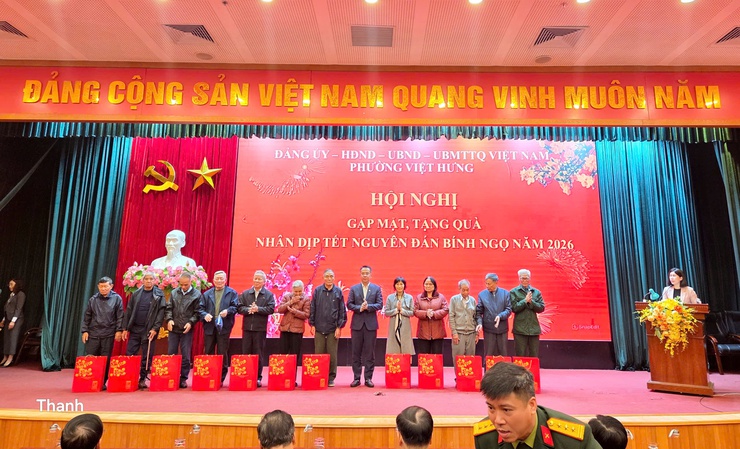 Phường Việt Hưng tặng quà, tri ân người có công dịp Tết Nguyên đán Bính Ngọ 2026- Ảnh 2.