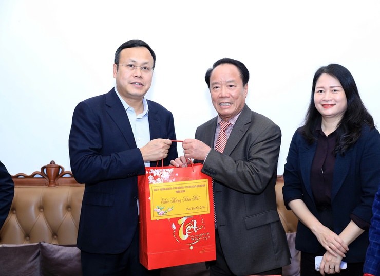 Chủ tịch UBND Thành phố Vũ Đại Thắng thăm, chúc Tết  tri ân người có công tại phường Ba Đình- Ảnh 4.