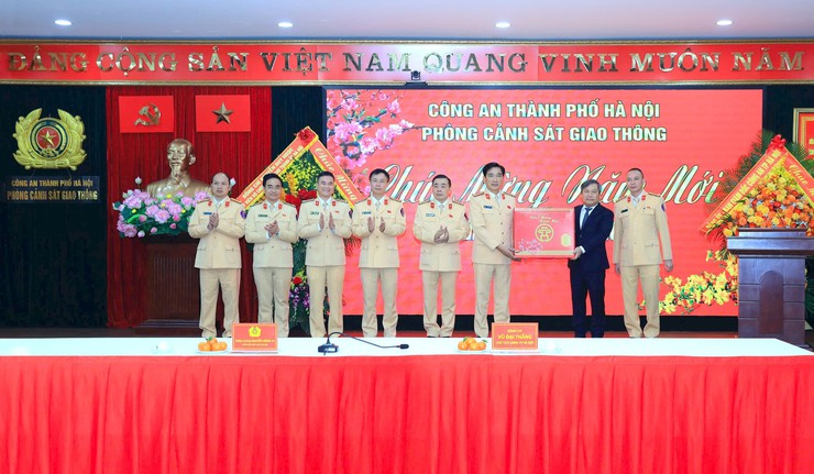 Chủ tịch UBND Thành phố Vũ Đại Thắng thăm, chúc Tết lực lượng Cảnh sát giao thông Thủ đô- Ảnh 3.