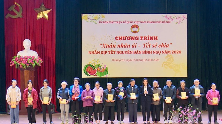 Hanoi Fatherland Front leaders present Tet gifts to residents in Thuong Tin- Ảnh 1.