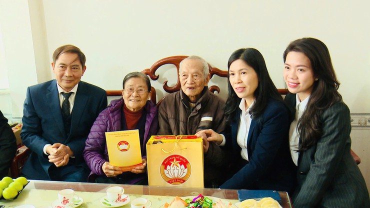 Hanoi Fatherland Front leaders present Tet gifts to residents in Thuong Tin- Ảnh 3.