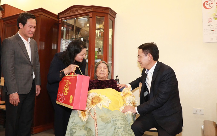 Hanoi Vice Party Secretary visits and presents Tet gifts to meritorious families- Ảnh 1.