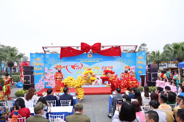 Phường Việt Hưng mang “Tết Sum vầy” đến với người lao động- Ảnh 1.