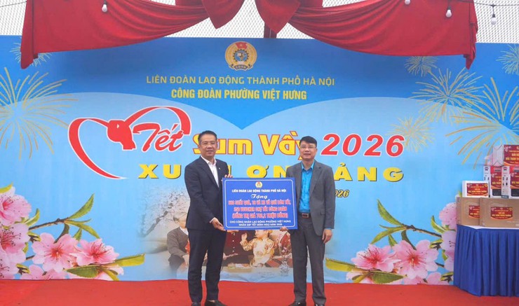 Phường Việt Hưng mang “Tết Sum vầy” đến với người lao động- Ảnh 2.