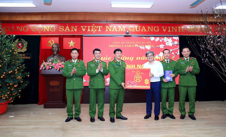 Phó Chủ tịch UBND Thành phố Trương Việt Dũng thăm, chúc Tết lực lượng Công an Thủ đô- Ảnh 3.