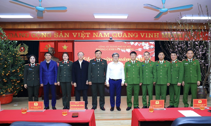 Phó Chủ tịch UBND Thành phố Trương Việt Dũng thăm, chúc Tết lực lượng Công an Thủ đô- Ảnh 5.