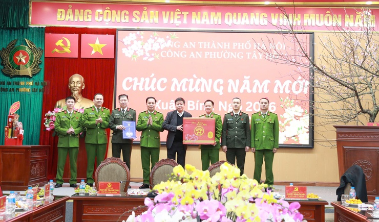 Phó Chủ tịch Thường trực UBND Thành phố Dương Đức Tuấn chúc Tết Họ đạo Cao Đài Thủ đô và Công an phường Tây Hồ- Ảnh 3.