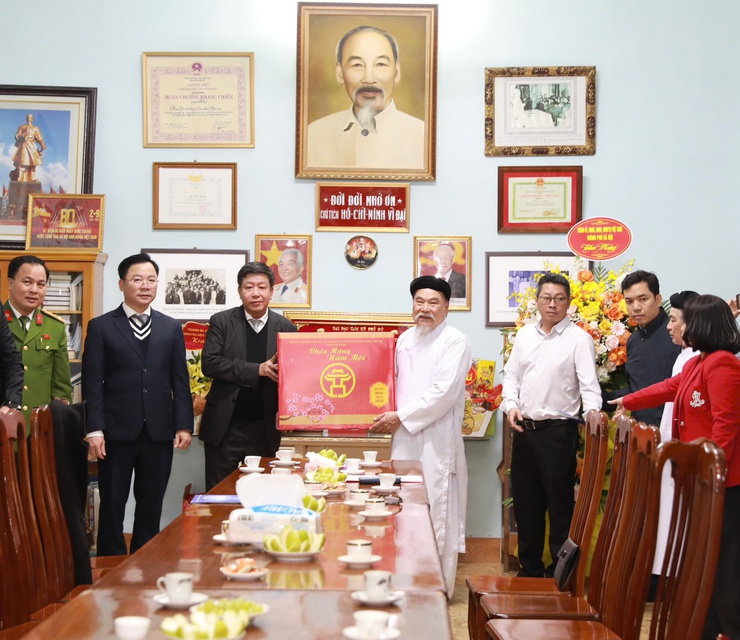 Phó Chủ tịch Thường trực UBND Thành phố Dương Đức Tuấn chúc Tết Họ đạo Cao Đài Thủ đô và Công an phường Tây Hồ- Ảnh 2.