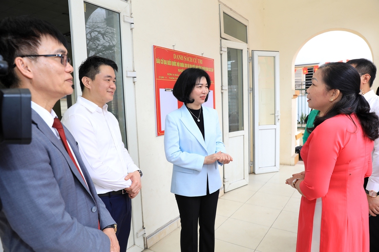 Chủ tịch HĐND Thành phố Phùng Thị Hồng Hà kiểm tra công tác bầu cử tại xã Ô Diên- Ảnh 7.