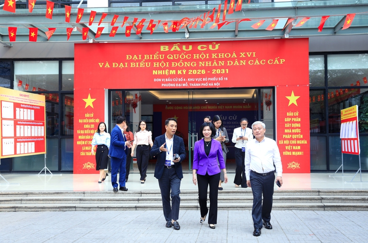 Chủ tịch Ủy ban Bầu cử Thành phố Phùng Thị Hồng Hà kiểm tra công tác chuẩn bị bầu cử tại phường Đại Mỗ- Ảnh 1.