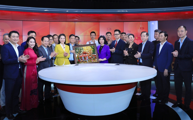 Chủ tịch Ủy ban Bầu cử Thành phố Phùng Thị Hồng Hà kiểm tra công tác tuyên truyền về bầu cử- Ảnh 3.