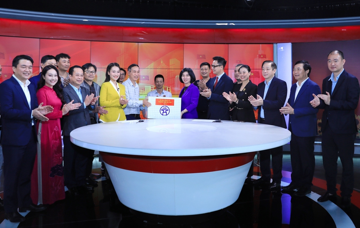 Chủ tịch Ủy ban Bầu cử Thành phố Phùng Thị Hồng Hà kiểm tra công tác tuyên truyền về bầu cử- Ảnh 4.