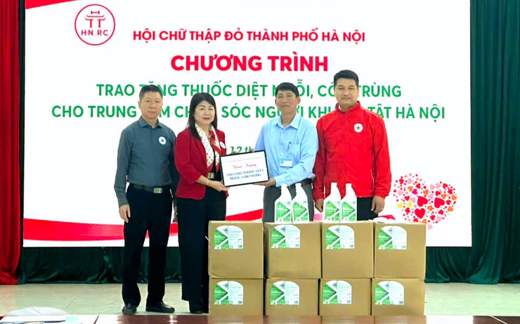 Trao tặng sản phẩm bảo vệ sức khỏe tới Trung tâm Chăm sóc người khuyết tật Hà Nội- Ảnh 1.
