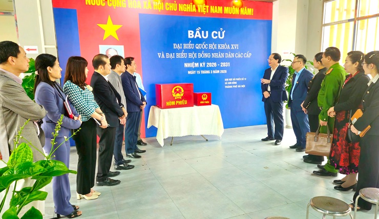 Trưởng ban Tuyên giáo và Dân vận Thành ủy Nguyễn Doãn Toản kiểm tra công tác bầu cử tại Sơn Đồng, Dương Hòa, Đại Mỗ- Ảnh 2.