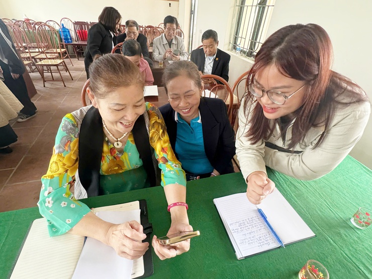 Lớp học “Công dân số bạc” tại xã Quảng Bị: Lan tỏa kỹ năng số cho người cao tuổi- Ảnh 3.