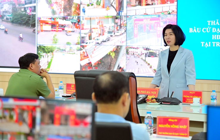 Chủ tịch HĐND Thành phố Phùng Thị Hồng Hà thăm, động viên các lực lượng ứng trực phục vụ công tác bầu cử- Ảnh 2.