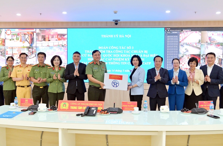 Chủ tịch HĐND Thành phố Phùng Thị Hồng Hà thăm, động viên các lực lượng ứng trực phục vụ công tác bầu cử- Ảnh 3.