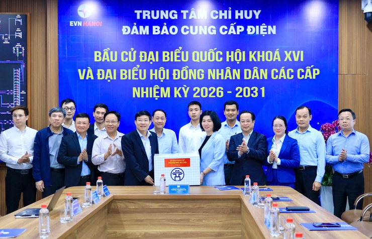 Chủ tịch HĐND Thành phố Phùng Thị Hồng Hà thăm, động viên các lực lượng ứng trực phục vụ công tác bầu cử- Ảnh 6.