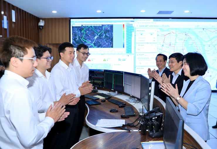 Chủ tịch HĐND Thành phố Phùng Thị Hồng Hà thăm, động viên các lực lượng ứng trực phục vụ công tác bầu cử- Ảnh 4.