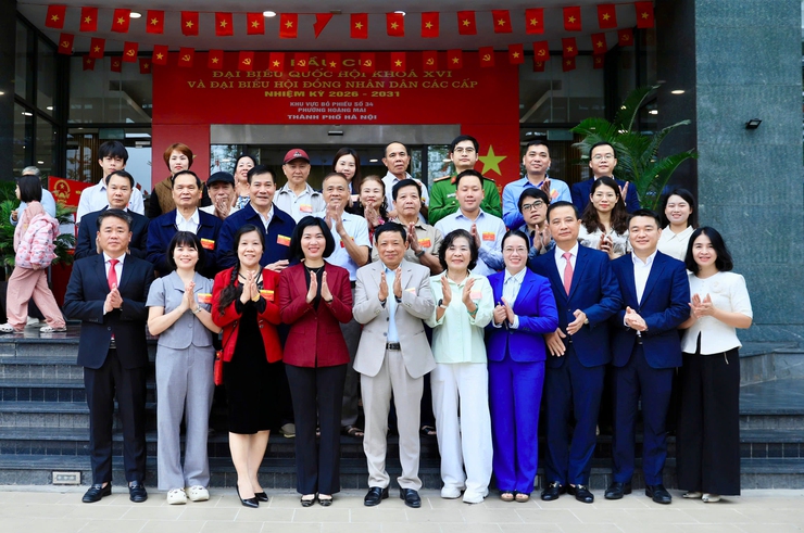 Chủ tịch Ủy ban Bầu cử Thành phố Phùng Thị Hồng Hà kiểm tra công tác bầu cử tại phường Hoàng Mai- Ảnh 4.