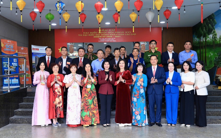 Chủ tịch Ủy ban Bầu cử Thành phố Phùng Thị Hồng Hà kiểm tra công tác bầu cử tại phường Hoàng Mai- Ảnh 5.