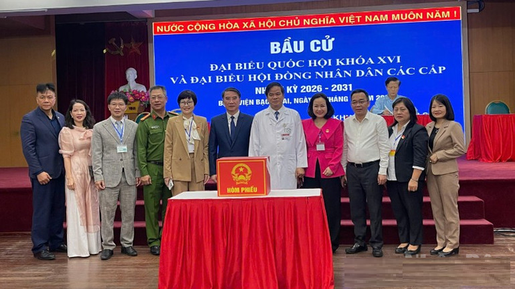 Phó Chủ tịch UBND Thành phố Nguyễn Xuân Lưu thăm hỏi cử tri bỏ phiếu tại Bệnh viện Bạch Mai- Ảnh 2.