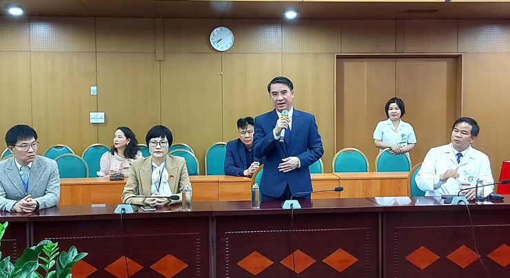 Phó Chủ tịch UBND Thành phố Nguyễn Xuân Lưu thăm hỏi cử tri bỏ phiếu tại Bệnh viện Bạch Mai- Ảnh 1.