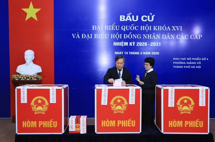 Chủ tịch UBND Thành phố Vũ Đại Thắng bỏ phiếu và kiểm tra công tác bầu cử tại phường Giảng Võ- Ảnh 1.