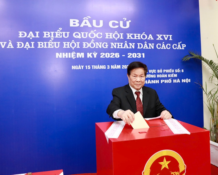 Cử tri phường Hoàn Kiếm nô nức đi bỏ phiếu trong ngày bầu cử- Ảnh 6.